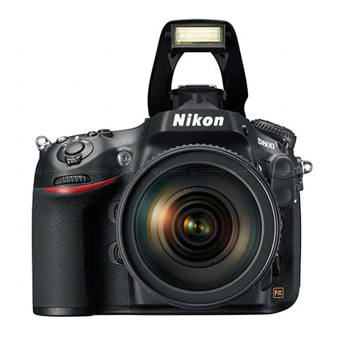 La cámara Nikon D800 tiene un pequeño flash integrado que se despliega pulsando un botón
